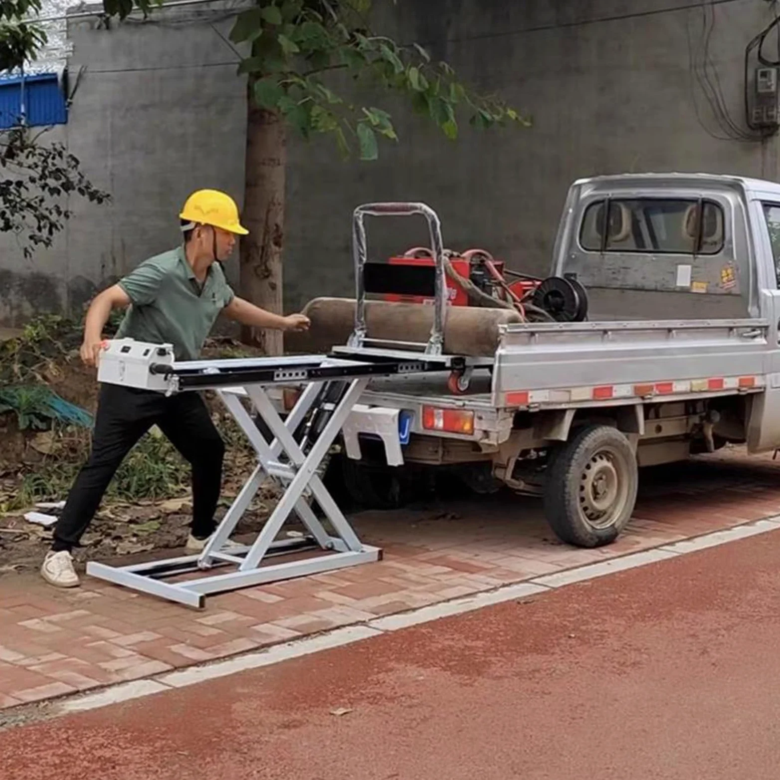 Carrello idraulico a forbice, capacità 300 kg, altezza di sollevamento 98 cm, piattaforma elevatrice a 4 ruote per una facile movimentazione dei materiali e trasporto