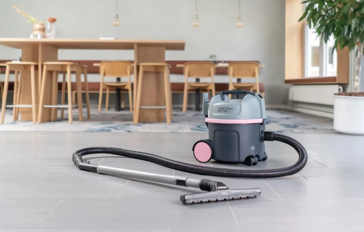 Nilfisk Aspirapolvere commerciale VP300 rosa (aspirapolvere industriale con filtro HEPA, sacchetto filtro 10 l, 800 W, trasporto d'aria 32 l/s, edizione speciale 107415313