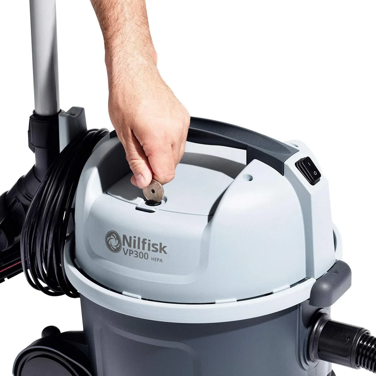 Nilfisk Aspirapolvere commerciale VP300 rosa (aspirapolvere industriale con filtro HEPA, sacchetto filtro 10 l, 800 W, trasporto d'aria 32 l/s, edizione speciale 107415313