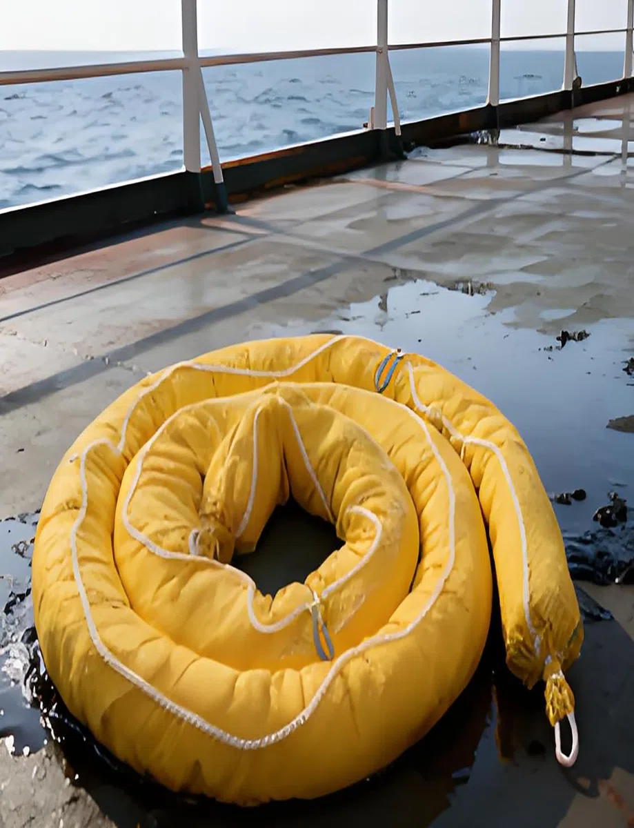 Boom assorbente dell'olio, il calzino trafilato in polipropilene respinge l'acqua, il contenimento veloce della fuoriuscita per l'uso marino e del suolo, 7.6cm x 300cm, design anti-uso durevole, galle