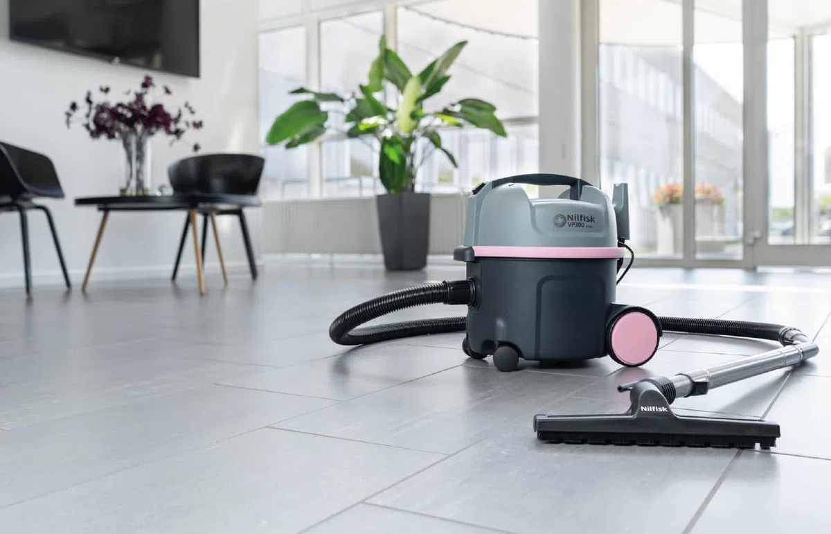 Nilfisk Aspirapolvere commerciale VP300 rosa (aspirapolvere industriale con filtro HEPA, sacchetto filtro 10 l, 800 W, trasporto d'aria 32 l/s, edizione speciale 107415313